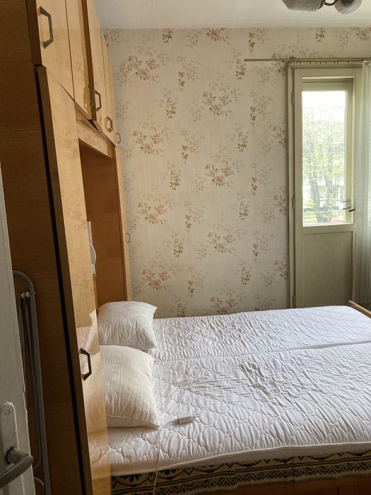 Спалня с надстройка ,вградена ракла и гардероби отстрани на спалнята