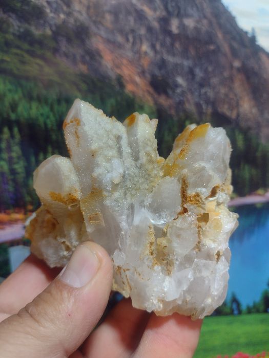 Минералите са   кварц галенид пирит и калцит от родопите