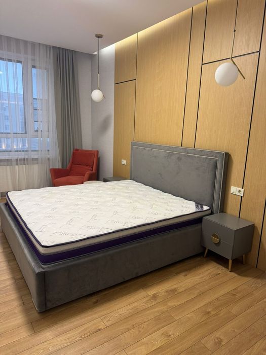 Кровать с прикроватными тумбочками