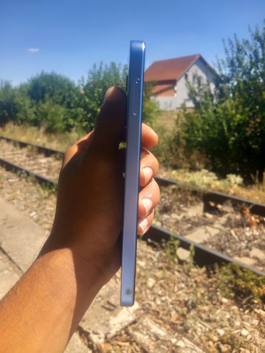Am samsung galaxy A25 5 GB este aproape nou utilizat 2 luni nu are nici o defecțiune  pe marginea se poate afla arsura de țigare mica dar nu afectează