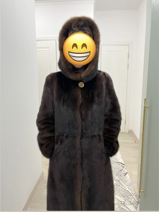 Шуба с глубоким капюшоном