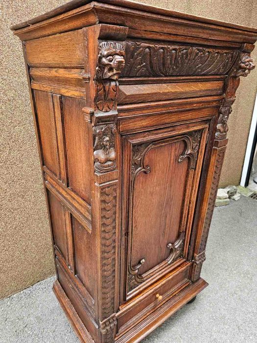 Уникален шкаф с дърворезба