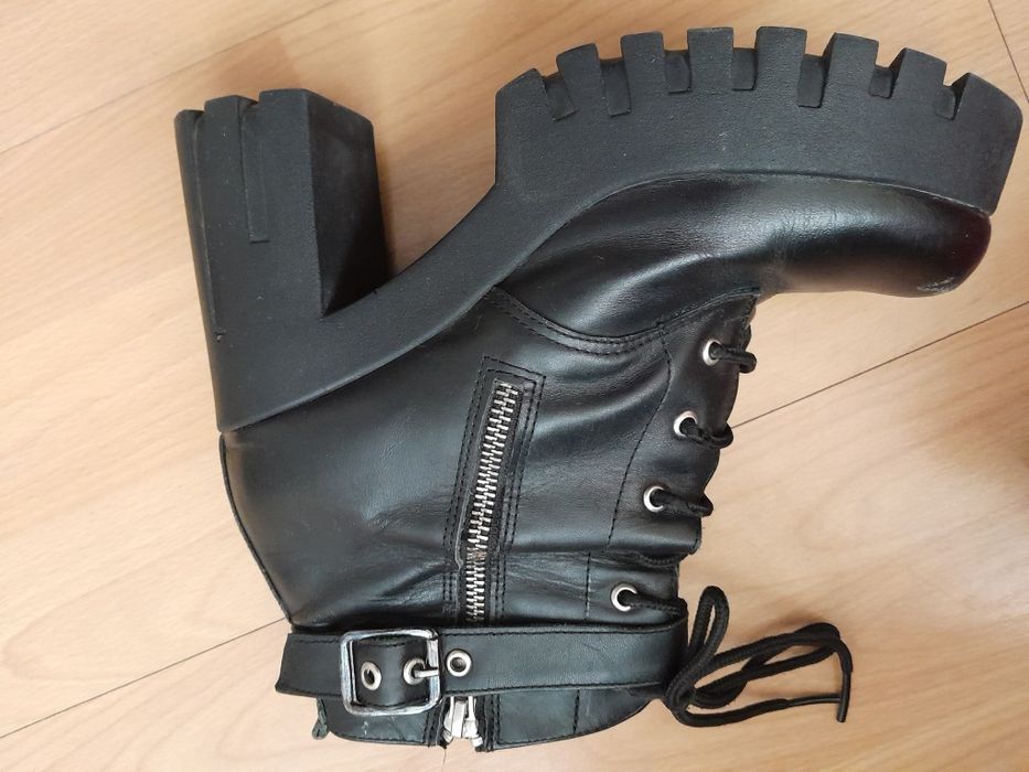 Продавам дамски боти спортни