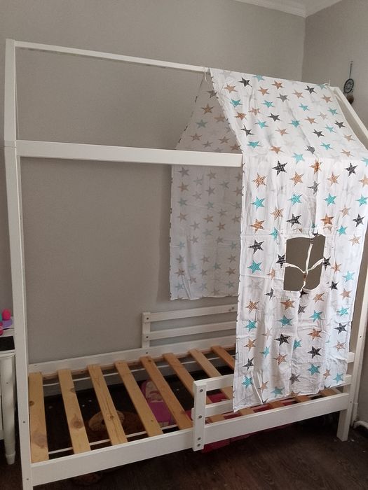 Деревянная кровать домик продам