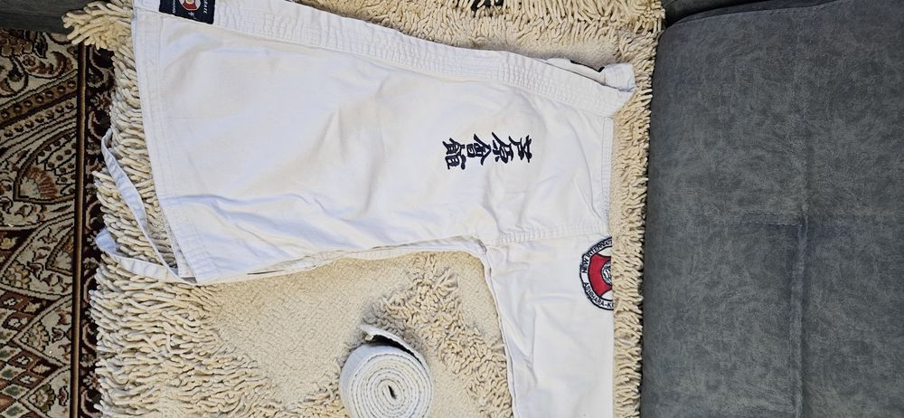 Форма каратэ с экипировкой