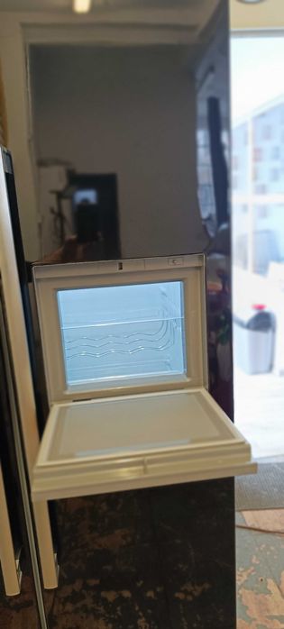 Продавам двукрилен хладилник