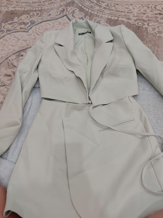 Продаёт вещи б/у в хорошем состоянии,