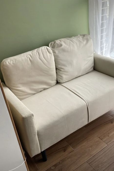 Диван с 2 подушками