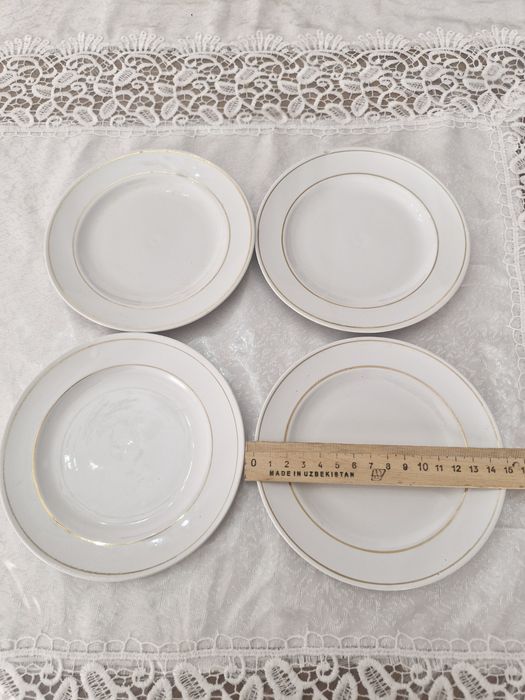 Тарелки б/у белого цвета