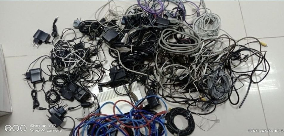 Шнуры провода элетро-телефоно интернета.