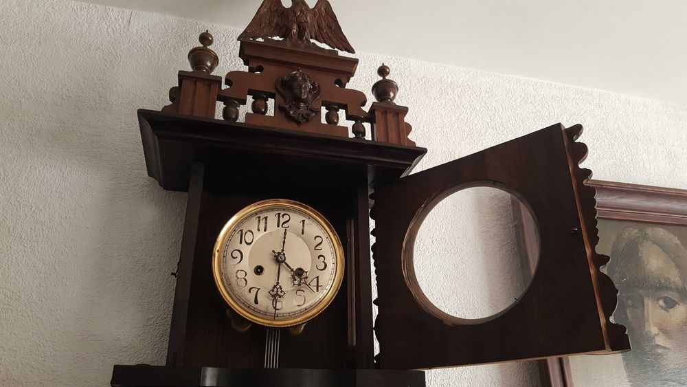 Старинен стенен часовник