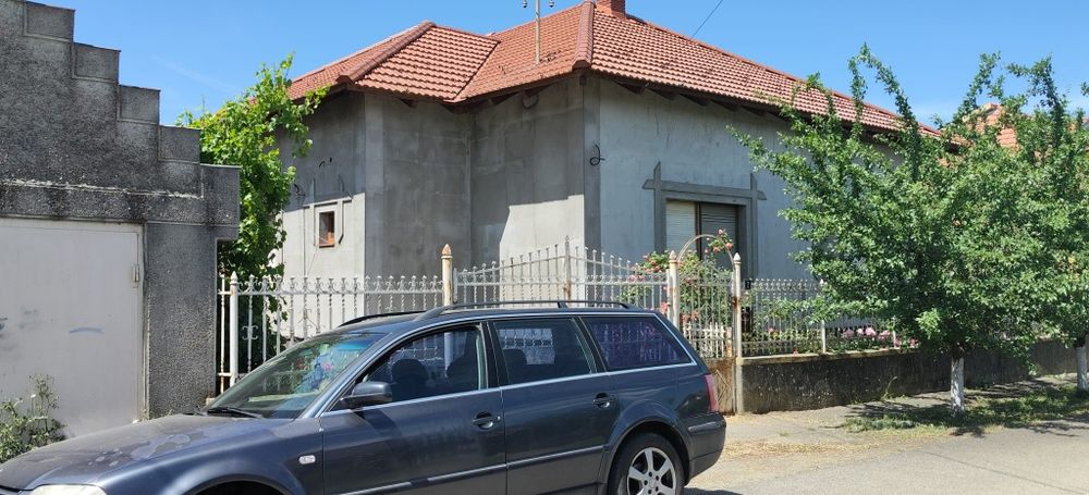 Casă solidă din cărămidă, 3 camere, curte mare, garaj și livadă