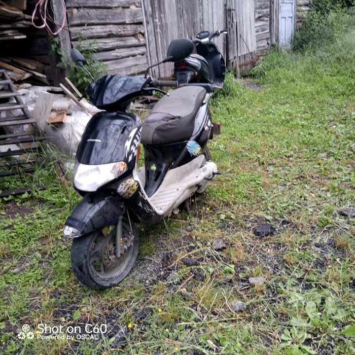 Vând 2 scutere unu Aprilia