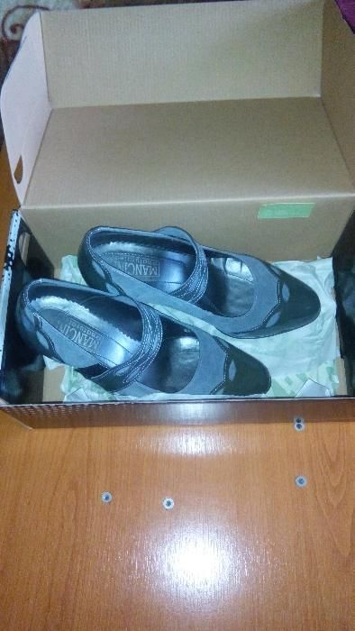 Pantofi pentru dame din piele marca Mancini