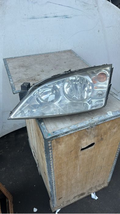 Левая фара Ford Mondeo 3
