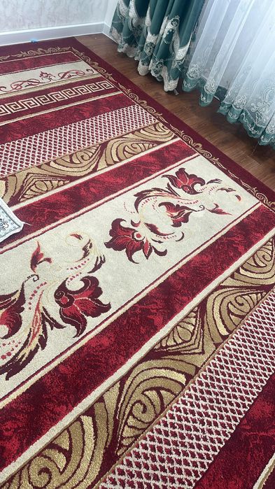 Красно-белый ковер