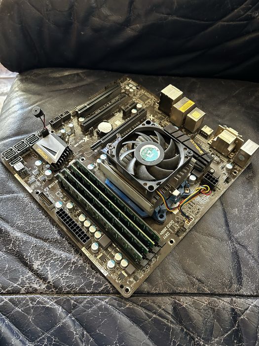 Дънна платка ASRock с RAM и процесор