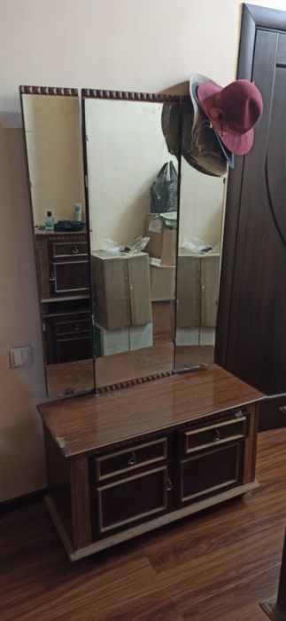 Продам срочно трюмо с зеркалами и две тумбы чистое дерево