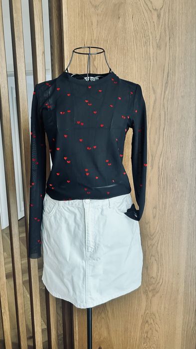 Bluza Stradivarius + fusta denim L.C. Waikiki, ambele impecabile.