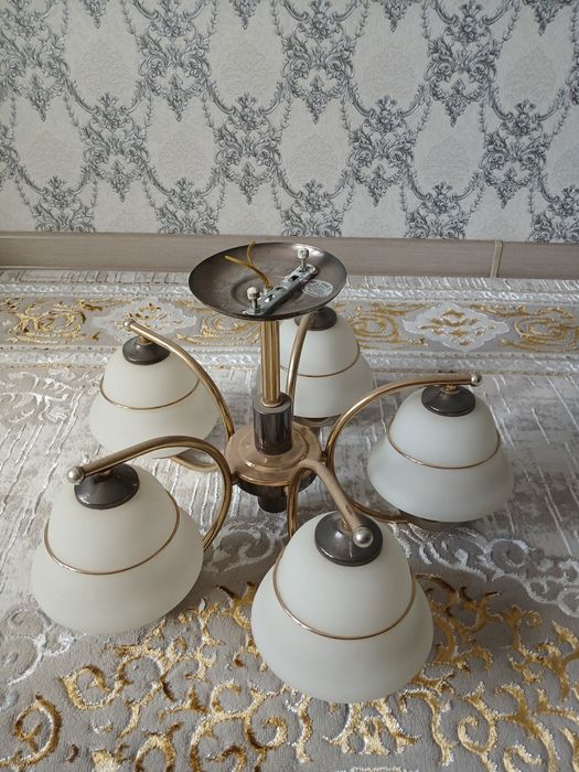 Продаётся ЛЮСТРА в хорошем состоянии белый большой 5лампочный