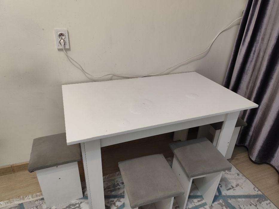 Стол и табуретки