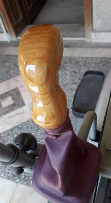 Nuca din lemn personalizata pentru schimbatorul de viteze,