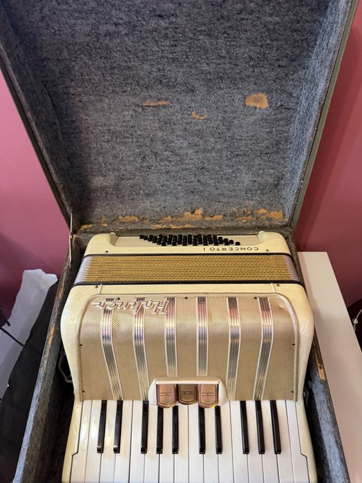 Продавам акорден Hohner бял седеф