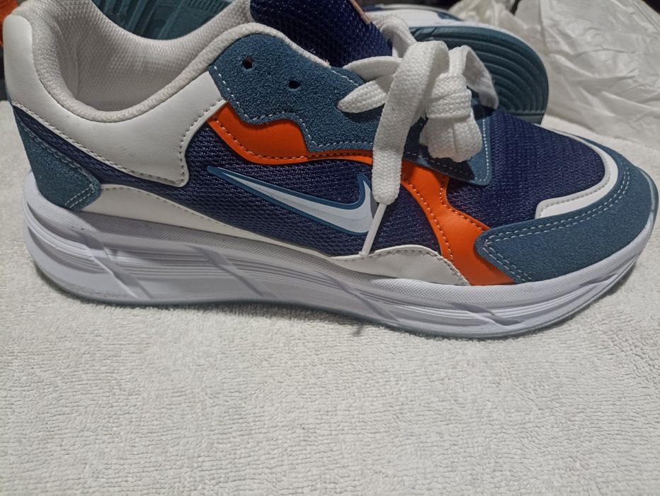 Adidasi Nike noi