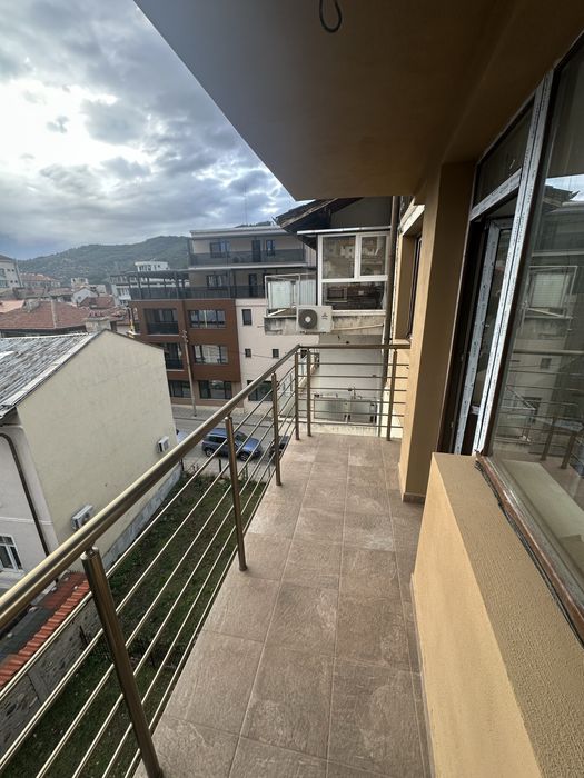 Продава се Тристаен апартамент в Дупница - 73 кв.м за 1028 €/кв.м - Снимка #1