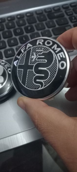 Alfa Romeo - Set embleme si capace - 4 capace pentru jante aliaj