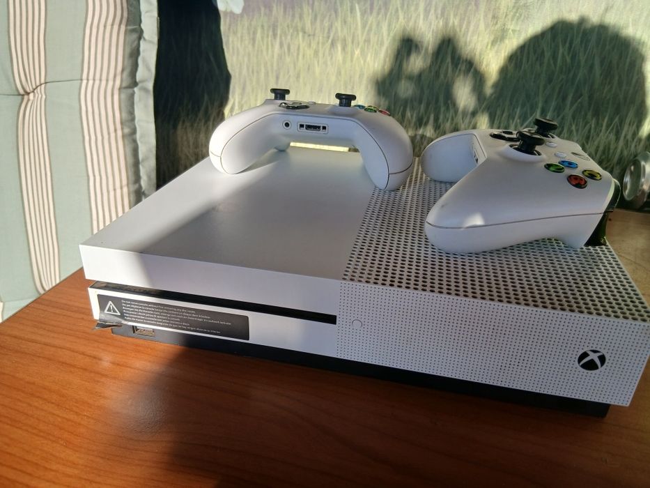 Xbox one S + 2 controllere