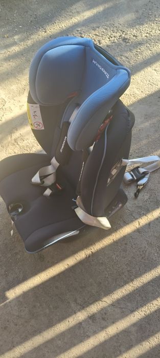 Se vinde scăunel auto isofix .