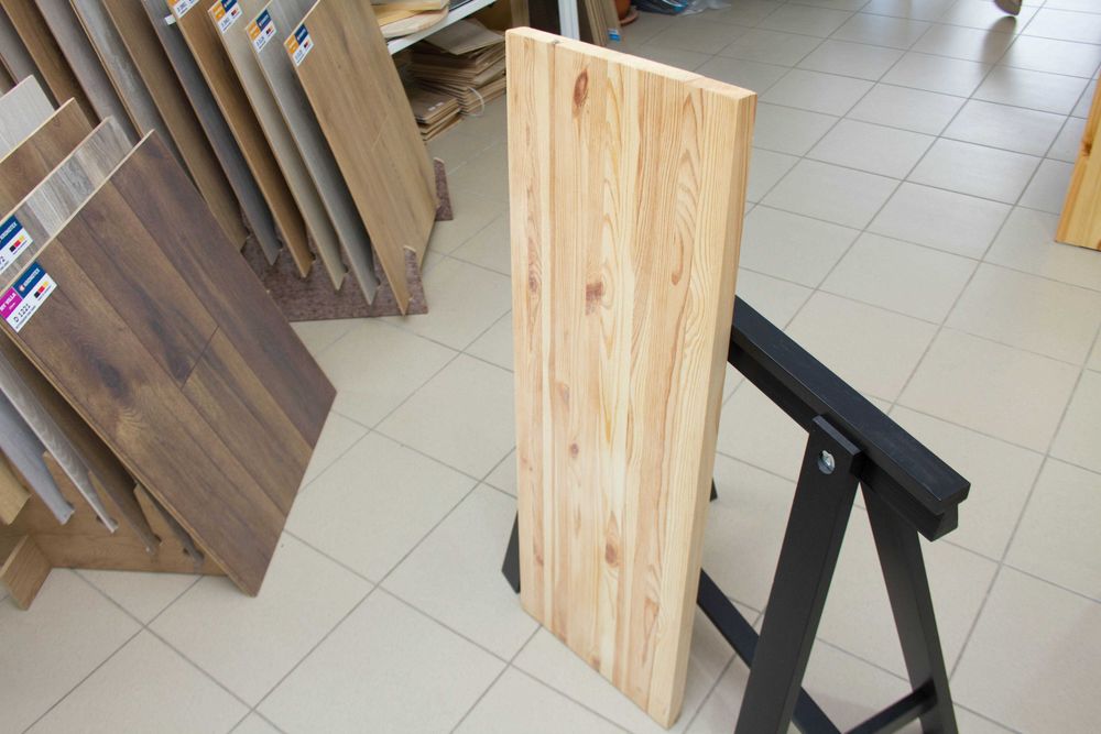 Producem blaturi din lemn masiv de pin cu grosimi diferite.