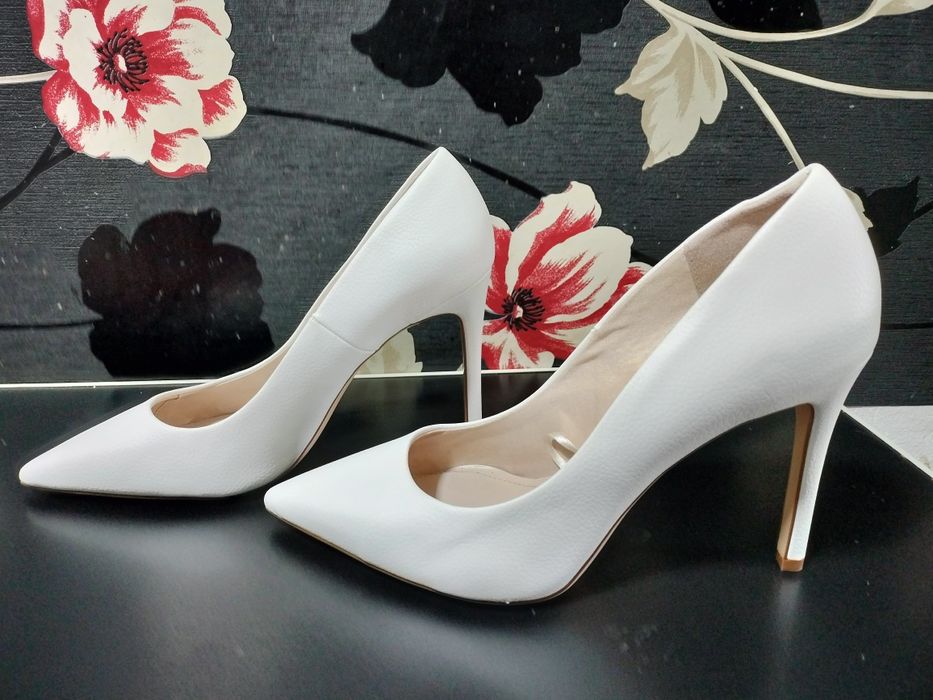 Pantofi albi Stiletto