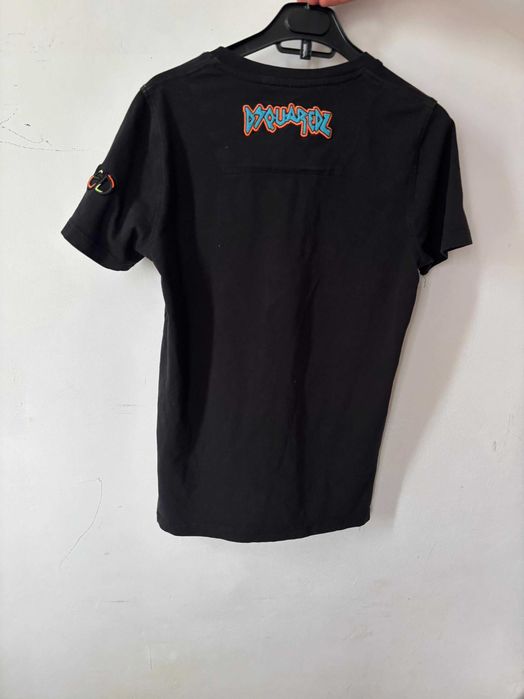 Vand tricou dsquared2 original doar cateva purtari marimes s are o stare foarte buna nu este deloc uzat