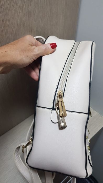 Красивый белый рюкзак