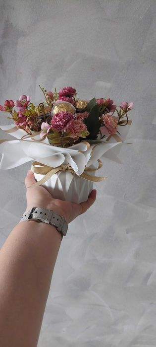 Кашпа с бонбони и цветя