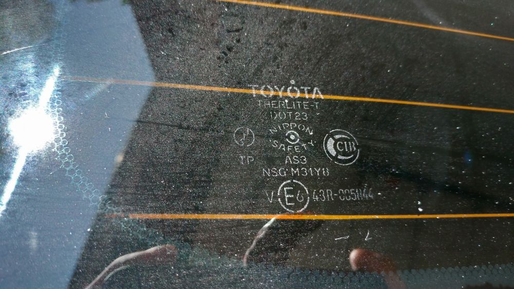 Стекло двери багажника