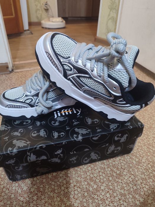 Новые кроссовки Jifffly
