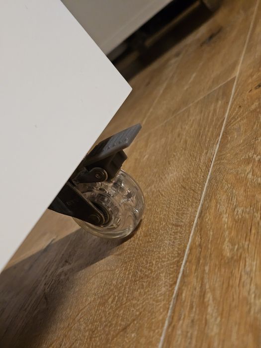 Masă de manichiură cu blat de sticlă- 850lei