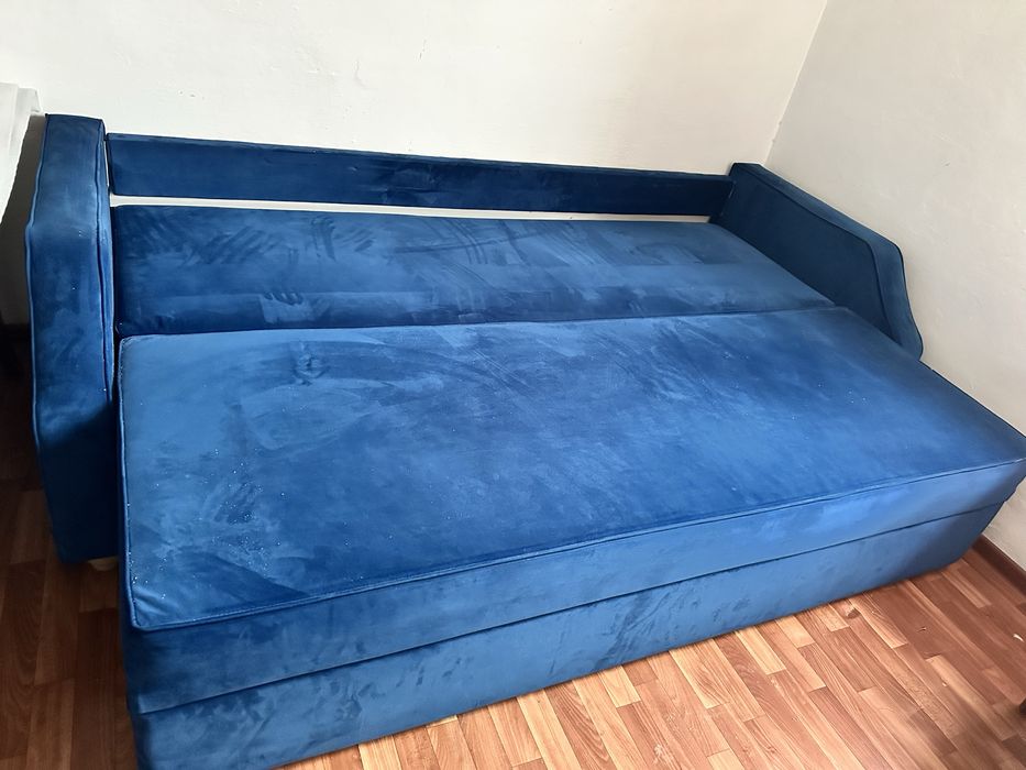Диван добротный синий