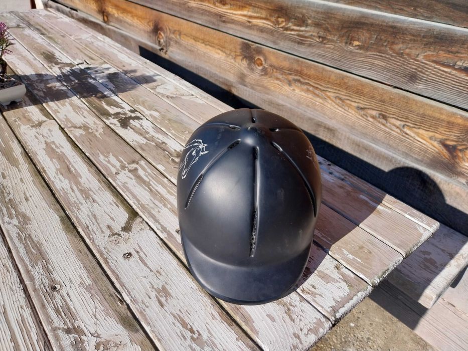 Каска за конни спортове