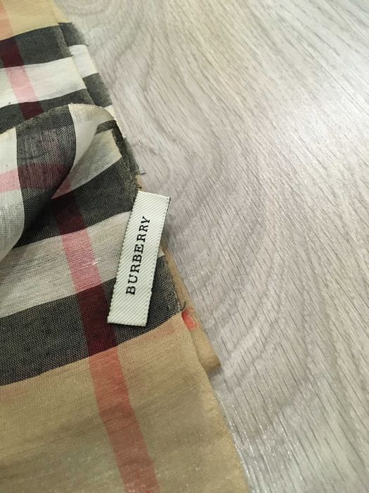BURBERRY копринен шал