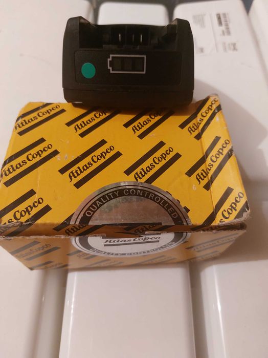 Две батерии малка и голяма и зарядно плус подарък.