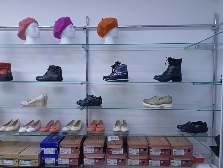 Продам стеклянные полки  для бутика