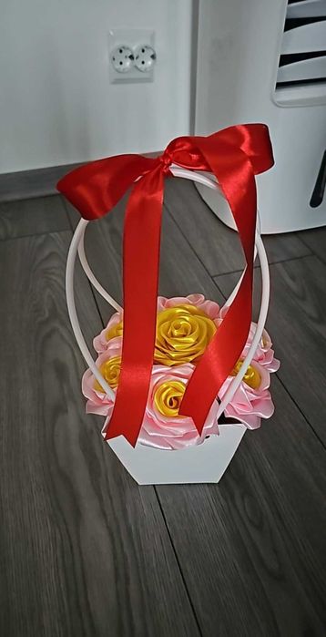 Realizez aranjamente florale și buchete de trandafiri din satin