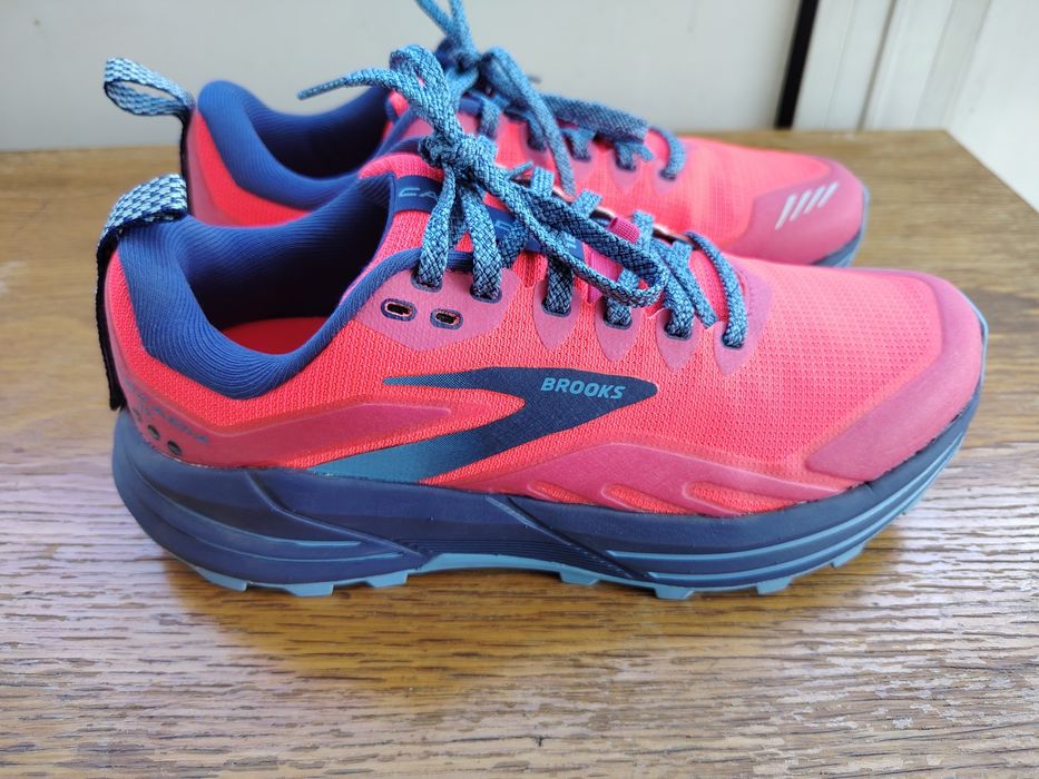 Adidași Brooks Cascadia 16 mărimea 38,5