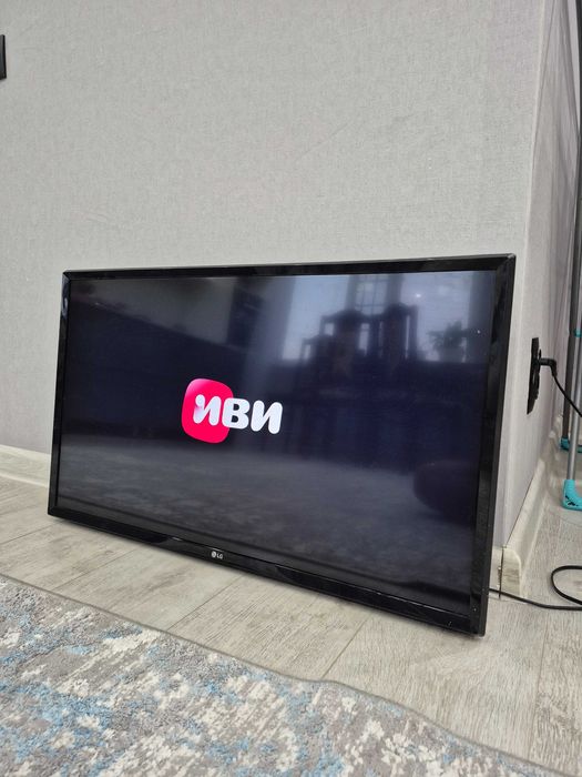 81sm Smart TV Wi-Fi с кронштейном