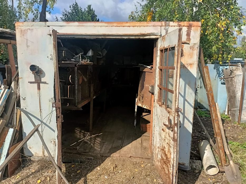 Срочно продам будку с закрывающимися дверьми.