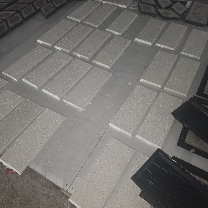 Placi decorative din ciment alb si agregate de marmura